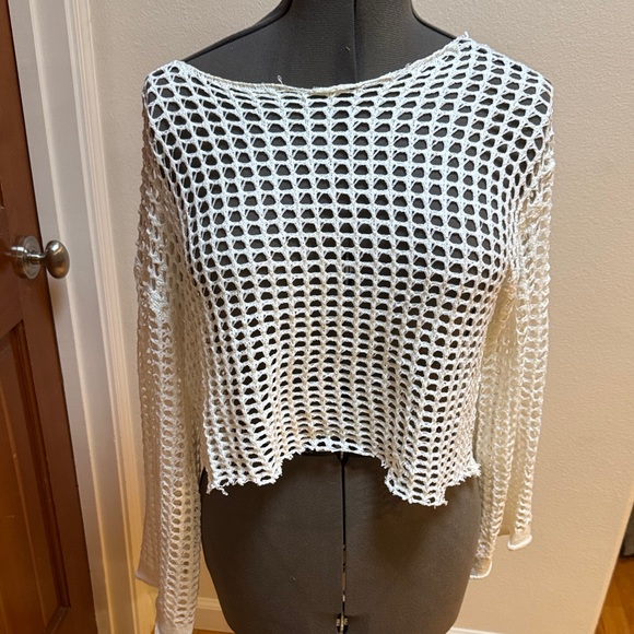 Chic White Crochet Crop Top - Picture 1 of 1